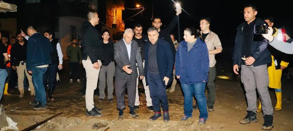 Şırnak Valisi Atay, Cizre'de sel mağdurlarını ziyaret etti 