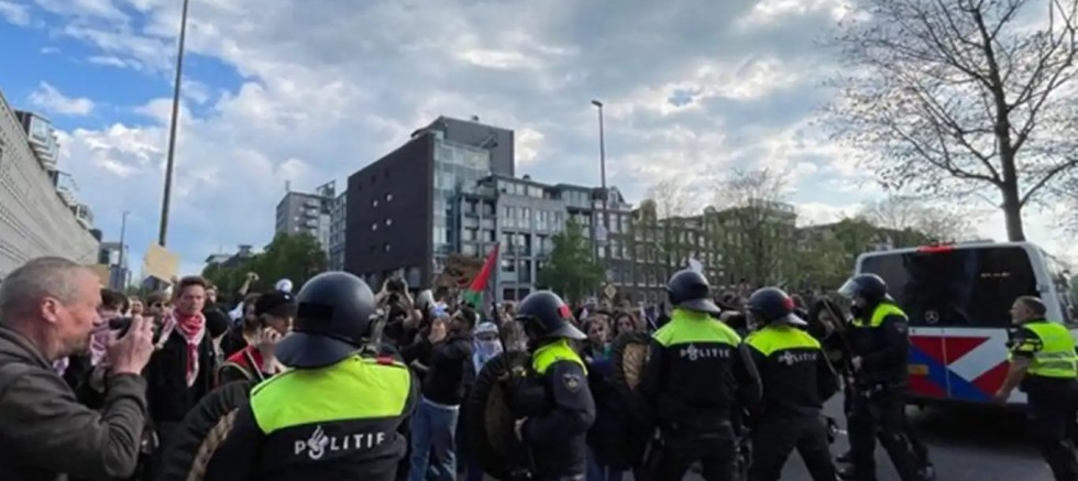 Hollanda polisi Filistin destekçilerine saldırdı