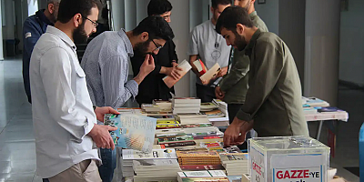Dicle Üniversitesi öğrencileri kitap sergisi standı kurdu