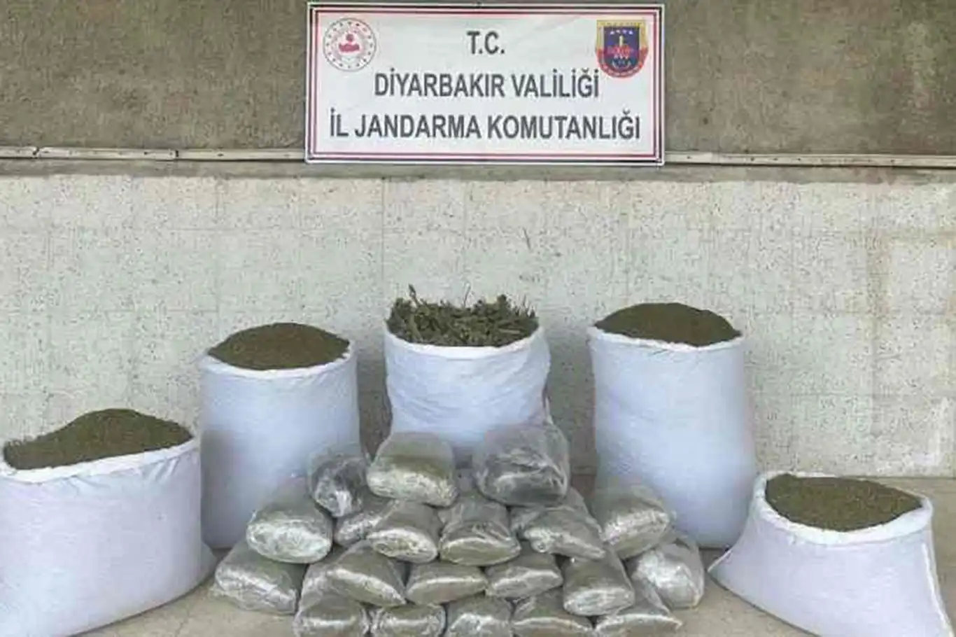 Diyarbakır'da yüklü miktarda uyuşturucu madde ele geçirildi