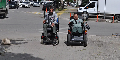 Engelliler, araçların kaldırımlara park edilmesinden şikâyetçi