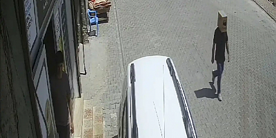 Mardin’de bir kişi aşırı sıcaktan dolayı başına karton geçirerek sokakta gezdi