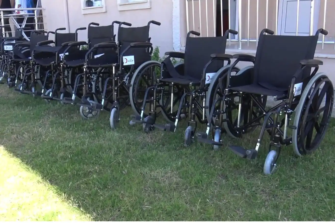 Silopi’de 9 engelliye tekerlekli sandalye dağıtıldı